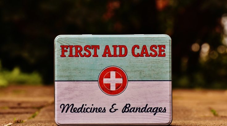 Apteczka pierwszej pomocy z napisem first aid case