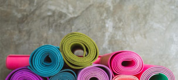 maty do ćwiczeń kolorowe ułożone w stos