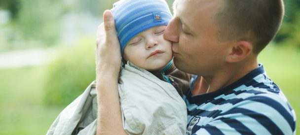 ojciec całujący dziecko