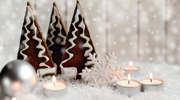 choinki i świece Bożonarodzeniowe