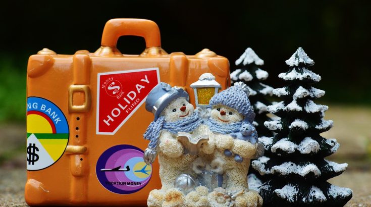 walizka, choinka i bałwanki