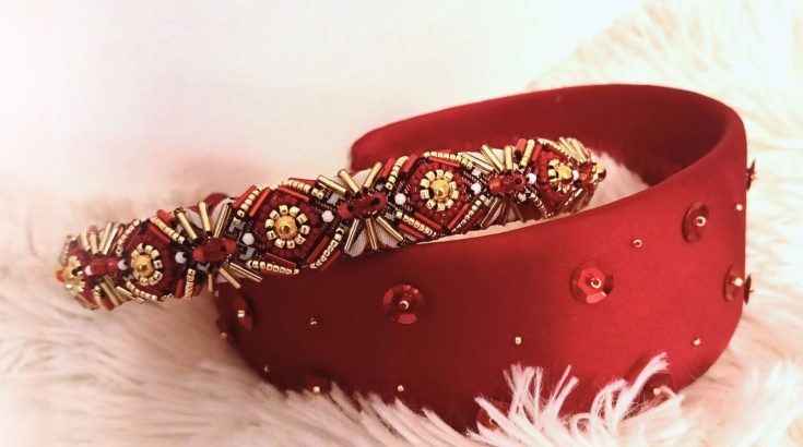 Opaski do włosów ozdobione kolorowymi koralikami.