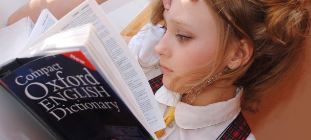 Młoda dziewczyna czytająca słownik angielskiego